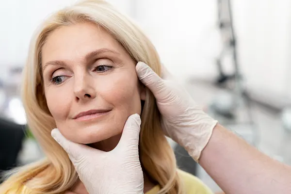 En la actualidad, muchas personas desean rejuvenecer su rostro sin recurrir a intervenciones invasivas. Por eso, entender qué es un lifting facial sin cirugía se ha vuelto fundamental para quienes...