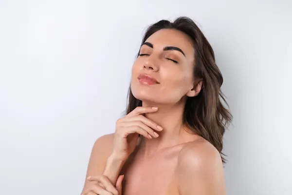 Mantener un cutis saludable es una prioridad para quienes buscan lucir una piel radiante todos los días. Si te preguntas cómo tener la piel limpia sin granos ni manchas, existen...